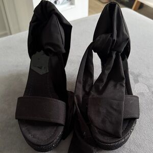 Donald Pliner Elegant Black Women's Sandles 8 1/2m